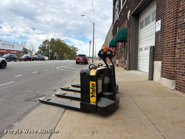 image for item FU4814 (2) Yale MPB040-EN24T2748 pallet jacks