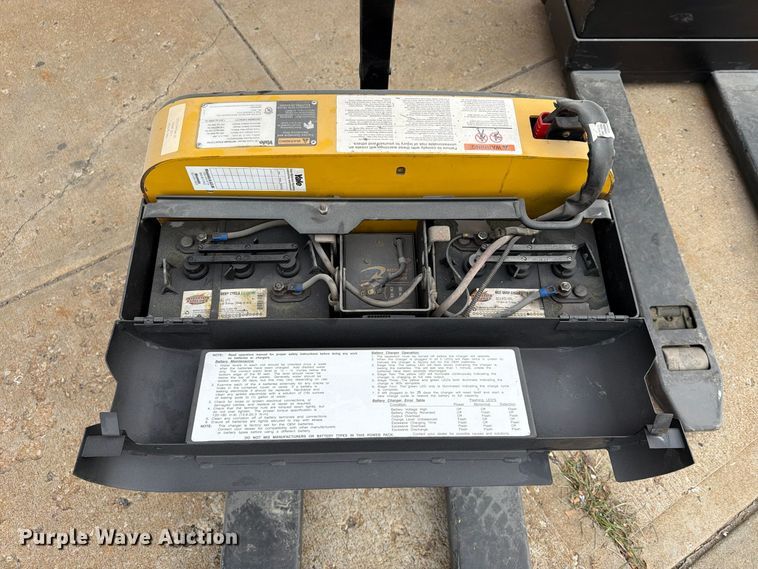 image for item FU4814 (2) Yale MPB040-EN24T2748 pallet jacks