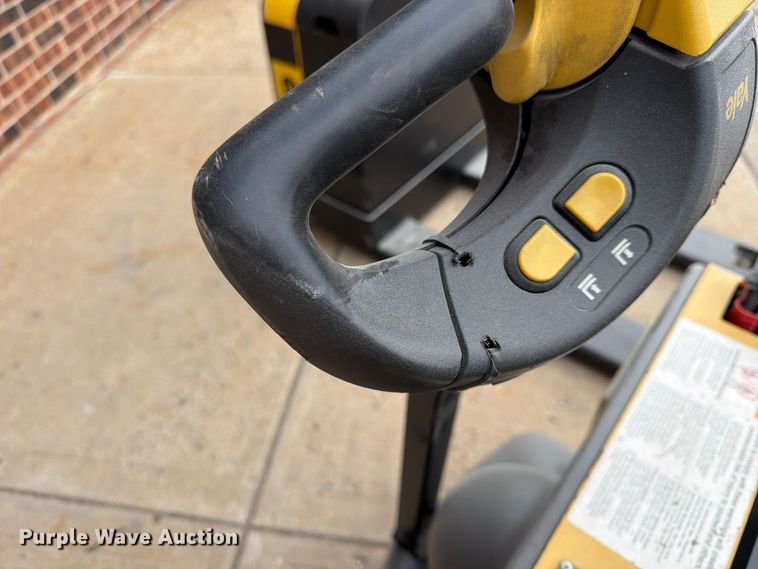 image for item FU4814 (2) Yale MPB040-EN24T2748 pallet jacks
