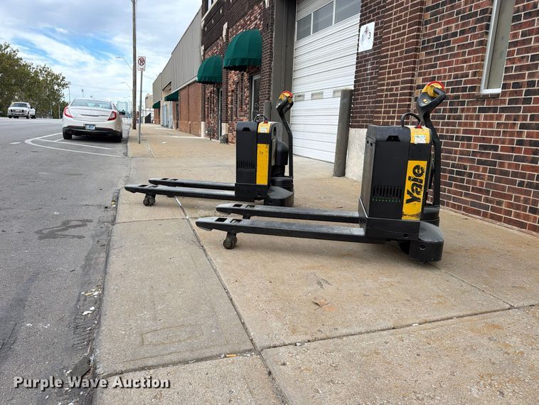 image for item FU4814 (2) Yale MPB040-EN24T2748 pallet jacks
