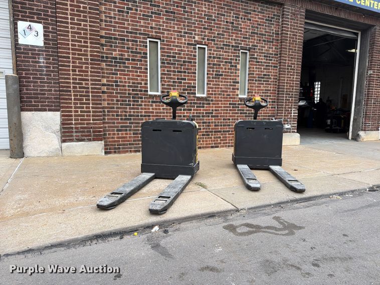 image for item FU4815 (2) Yale MPB040-EN24T2748 pallet jacks