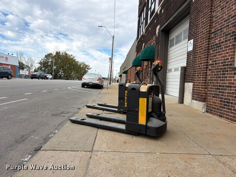 image for item FU4815 (2) Yale MPB040-EN24T2748 pallet jacks