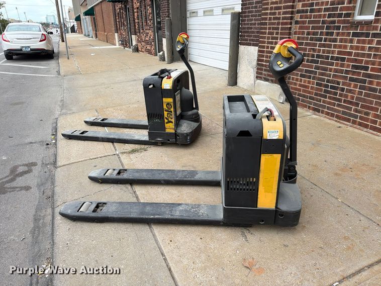 image for item FU4815 (2) Yale MPB040-EN24T2748 pallet jacks