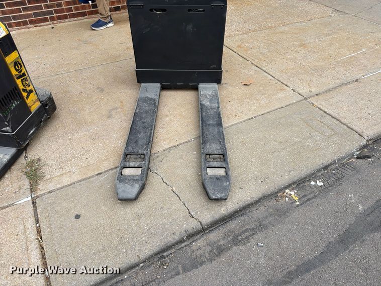 image for item FU4815 (2) Yale MPB040-EN24T2748 pallet jacks