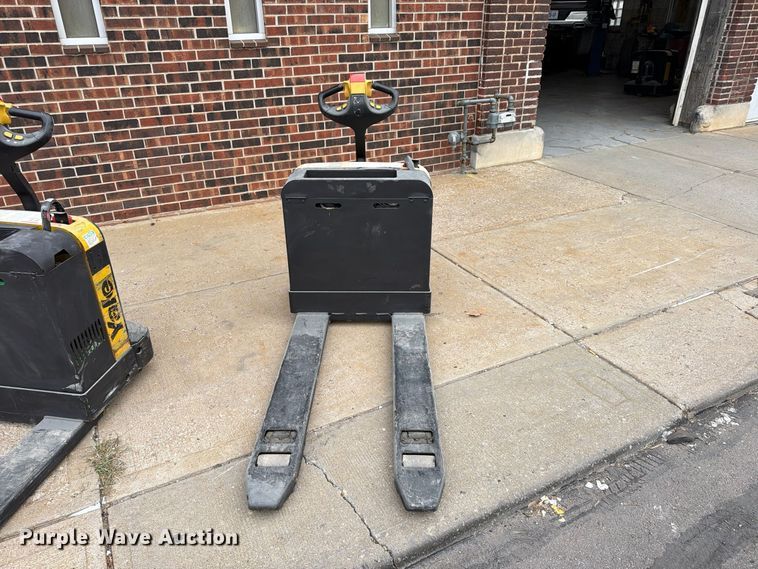 image for item FU4815 (2) Yale MPB040-EN24T2748 pallet jacks