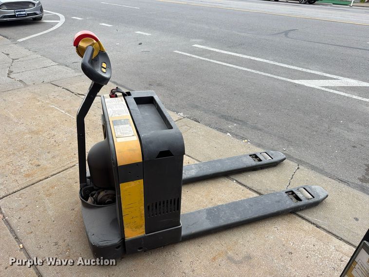 image for item FU4815 (2) Yale MPB040-EN24T2748 pallet jacks