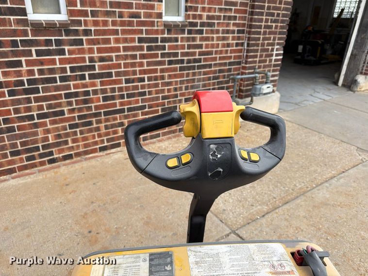 image for item FU4815 (2) Yale MPB040-EN24T2748 pallet jacks