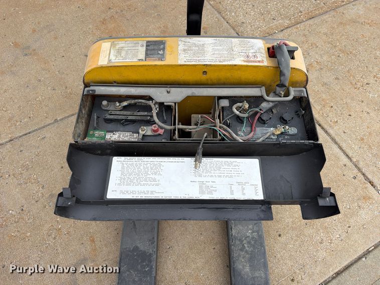 image for item FU4815 (2) Yale MPB040-EN24T2748 pallet jacks