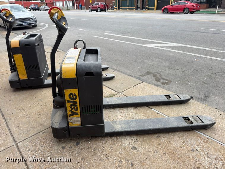 image for item FU4815 (2) Yale MPB040-EN24T2748 pallet jacks