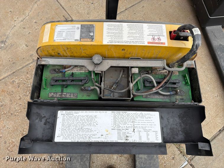 image for item FU4815 (2) Yale MPB040-EN24T2748 pallet jacks