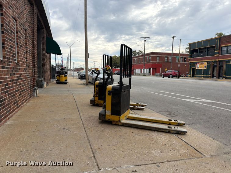 image for item FU4816 (2) Yale MPB040-EN24T2748 pallet jacks