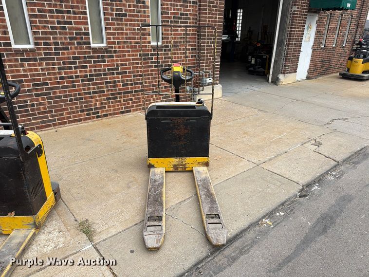 image for item FU4816 (2) Yale MPB040-EN24T2748 pallet jacks
