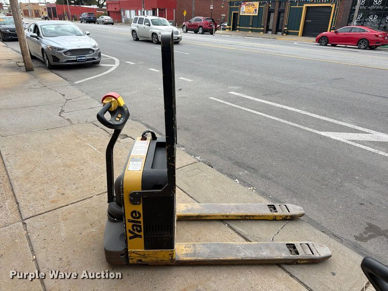 image for item FU4816 (2) Yale MPB040-EN24T2748 pallet jacks