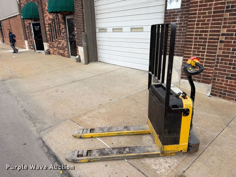 image for item FU4816 (2) Yale MPB040-EN24T2748 pallet jacks