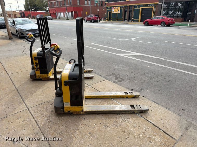 image for item FU4816 (2) Yale MPB040-EN24T2748 pallet jacks