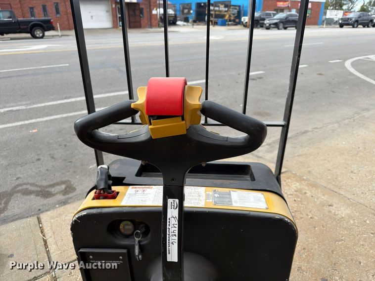 image for item FU4816 (2) Yale MPB040-EN24T2748 pallet jacks