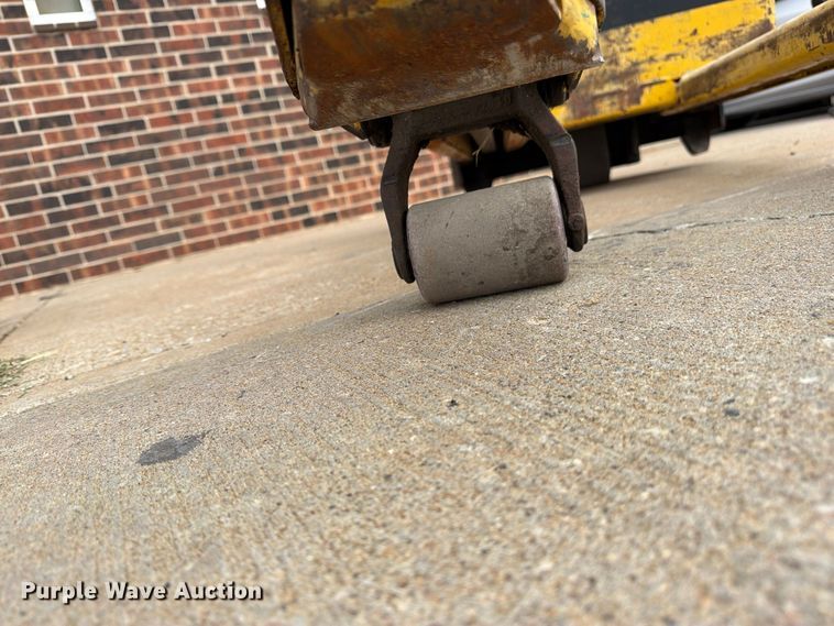 image for item FU4816 (2) Yale MPB040-EN24T2748 pallet jacks
