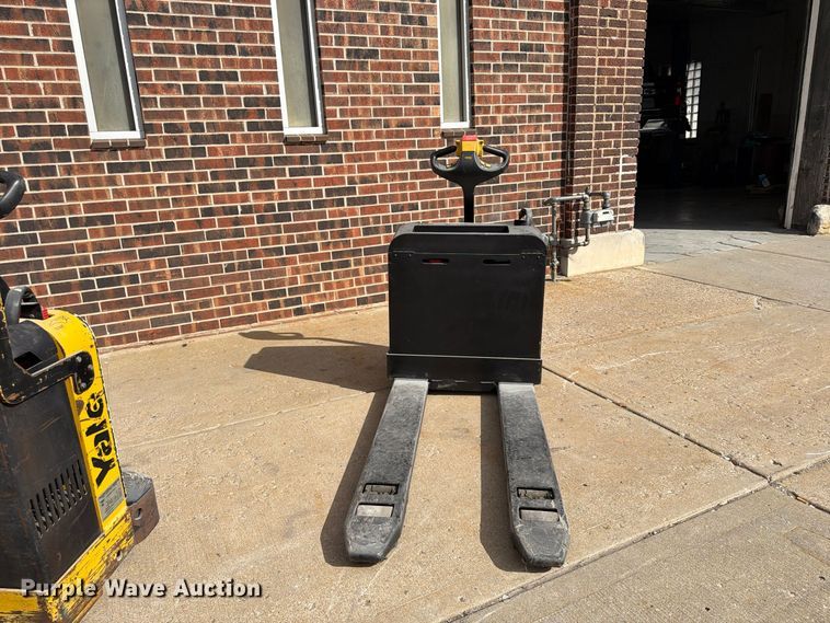 image for item FU4818 (2) Yale MPB040-EN24T2748 pallet jacks
