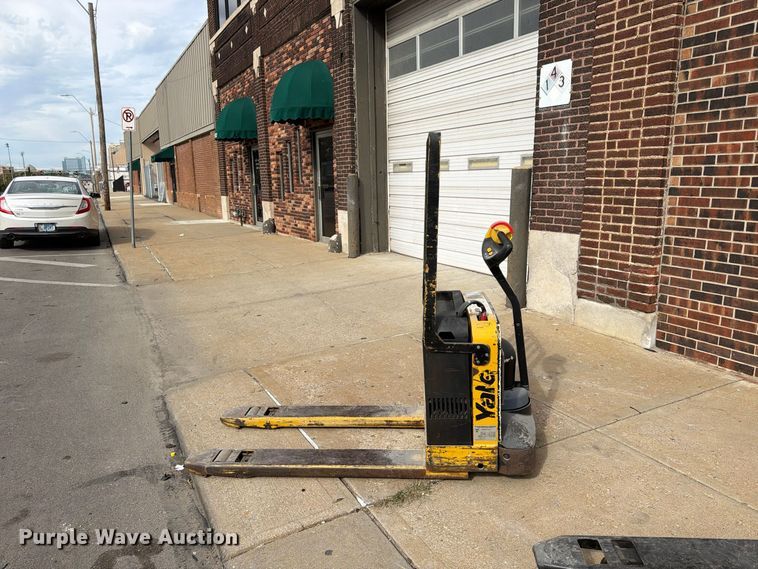 image for item FU4818 (2) Yale MPB040-EN24T2748 pallet jacks