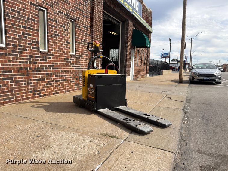 image for item FU4820 2010 Yale MPE060LFN24T2748 pallet jack