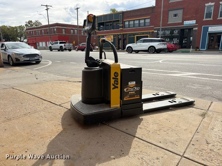 image for item FU4820 2010 Yale MPE060LFN24T2748 pallet jack