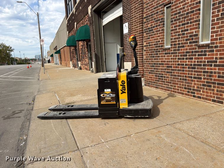image for item FU4820 2010 Yale MPE060LFN24T2748 pallet jack