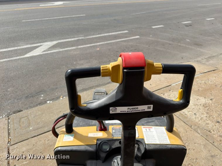 image for item FU4820 2010 Yale MPE060LFN24T2748 pallet jack