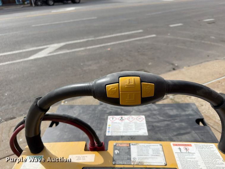 image for item FU4820 2010 Yale MPE060LFN24T2748 pallet jack