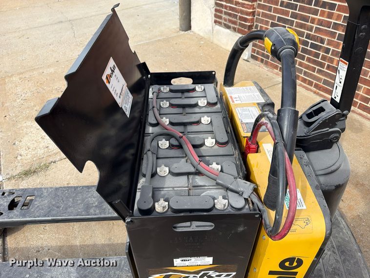 image for item FU4820 2010 Yale MPE060LFN24T2748 pallet jack