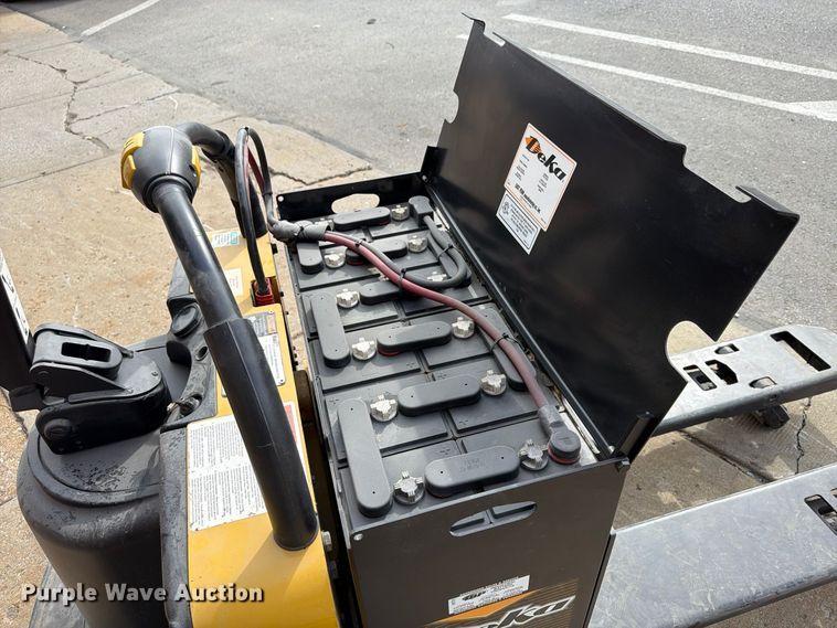 image for item FU4820 2010 Yale MPE060LFN24T2748 pallet jack