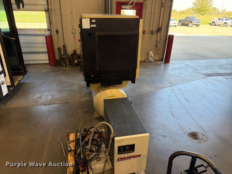 image for item FU4821 Ingersoll Rand UP6-25-200 air compressor