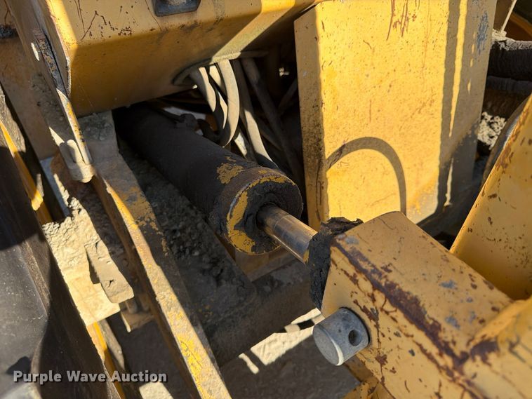 image for item FU4832 1999 John Deere 488E forklift