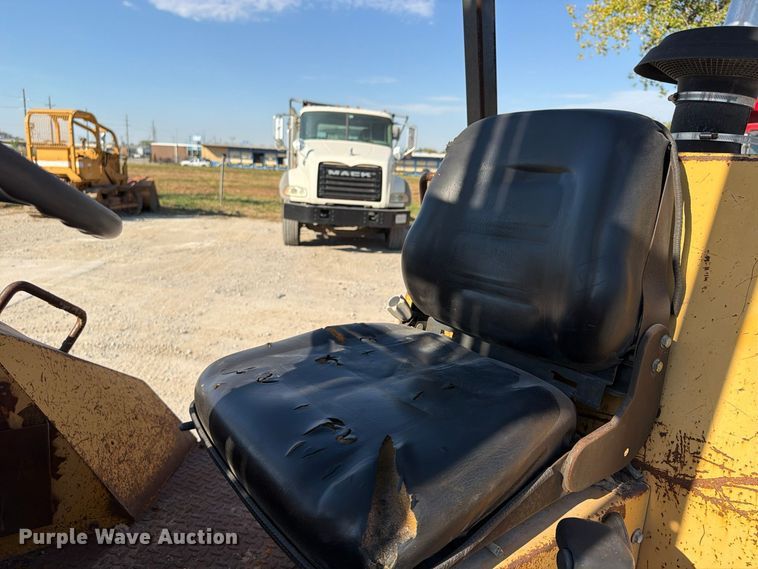 image for item FU4832 1999 John Deere 488E forklift