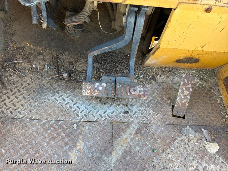 image for item FU4832 1999 John Deere 488E forklift
