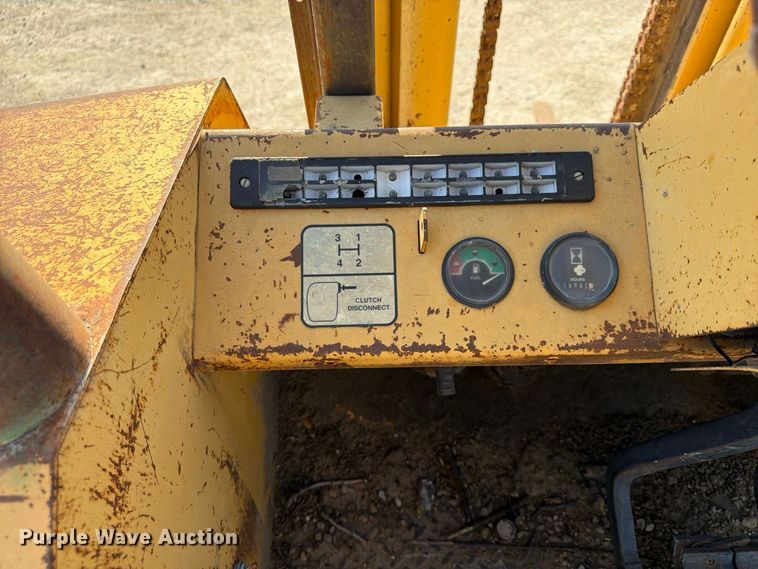 image for item FU4832 1999 John Deere 488E forklift