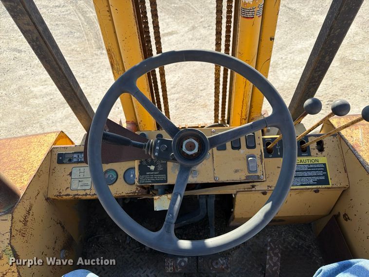 image for item FU4832 1999 John Deere 488E forklift