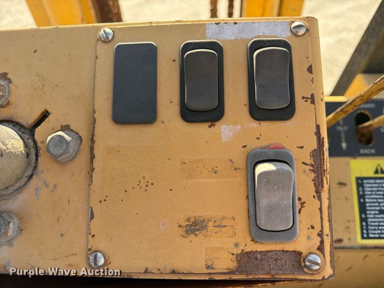 image for item FU4832 1999 John Deere 488E forklift