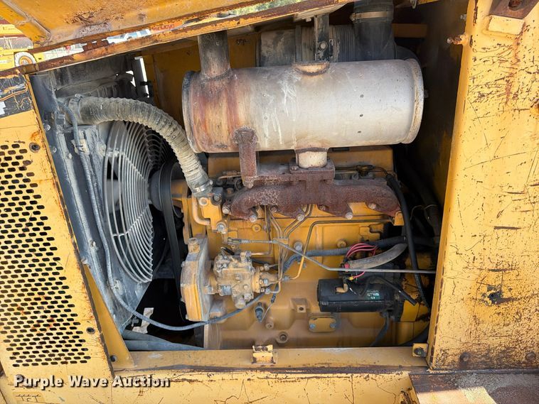 image for item FU4832 1999 John Deere 488E forklift