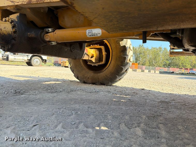 image for item FU4832 1999 John Deere 488E forklift