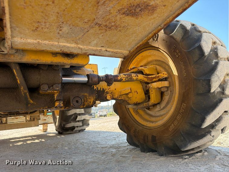 image for item FU4832 1999 John Deere 488E forklift