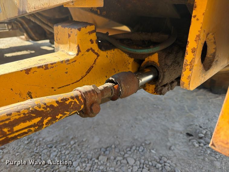 image for item FU4832 1999 John Deere 488E forklift