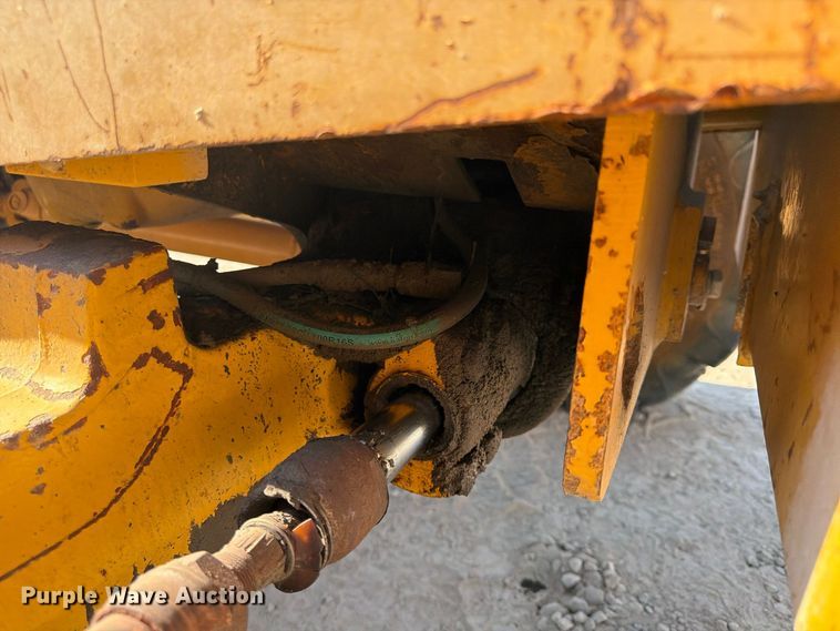 image for item FU4832 1999 John Deere 488E forklift