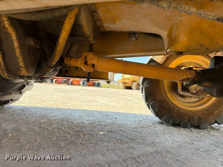 image for item FU4832 1999 John Deere 488E forklift