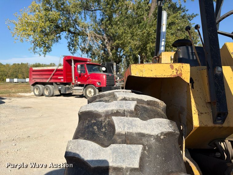 image for item FU4832 1999 John Deere 488E forklift