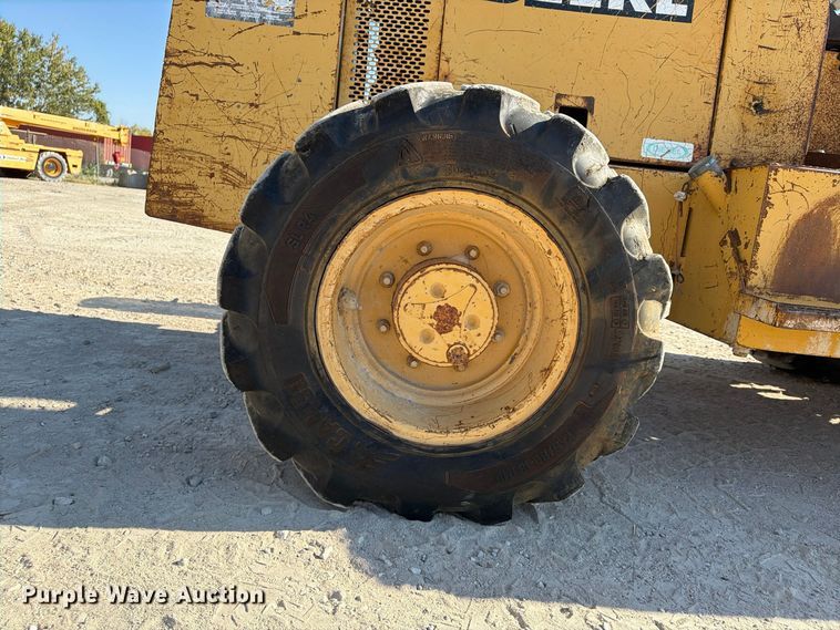 image for item FU4832 1999 John Deere 488E forklift