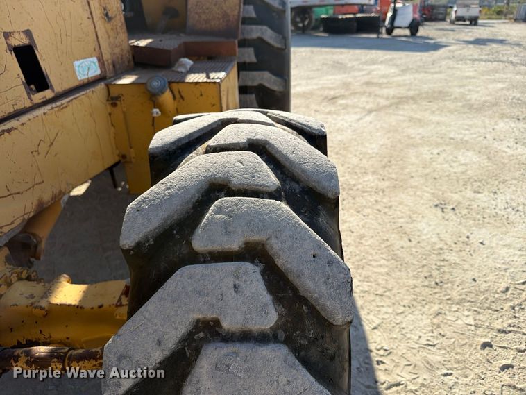 image for item FU4832 1999 John Deere 488E forklift