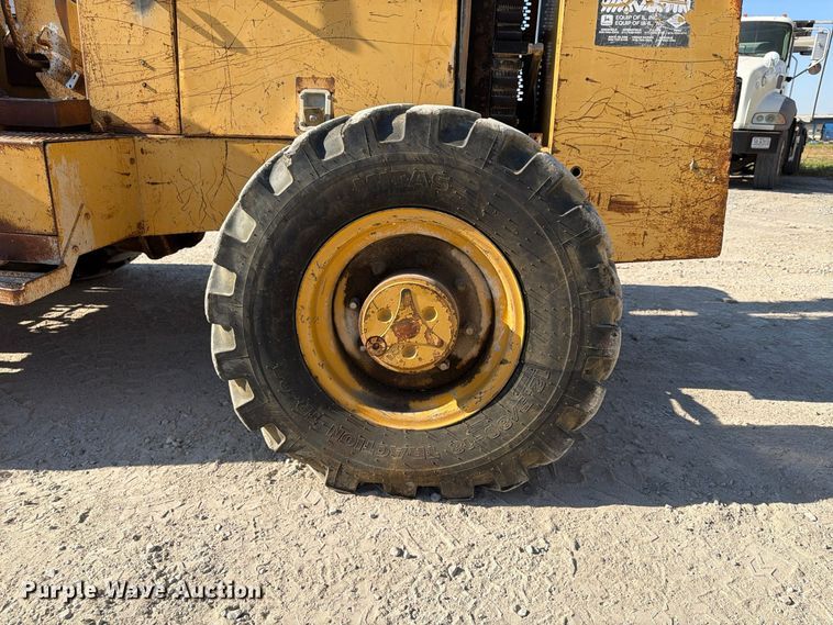 image for item FU4832 1999 John Deere 488E forklift