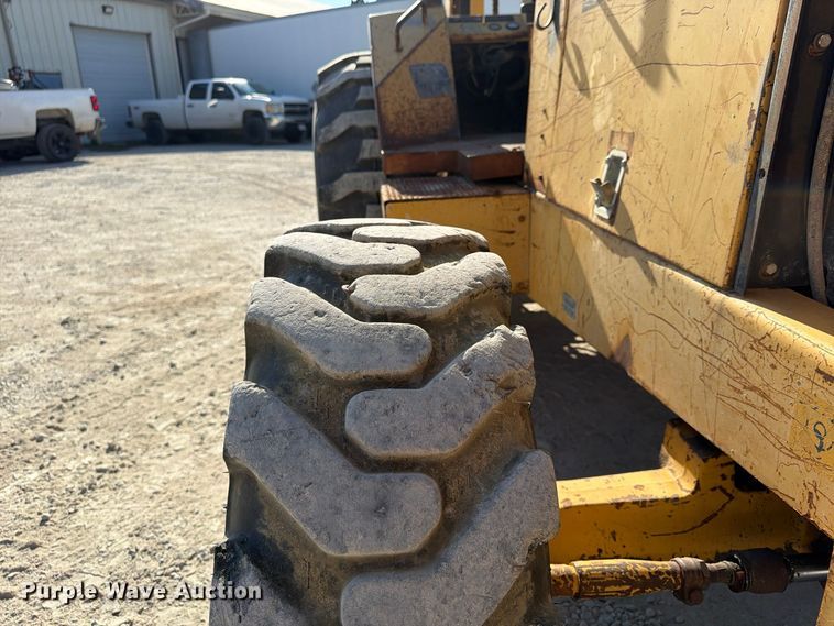 image for item FU4832 1999 John Deere 488E forklift