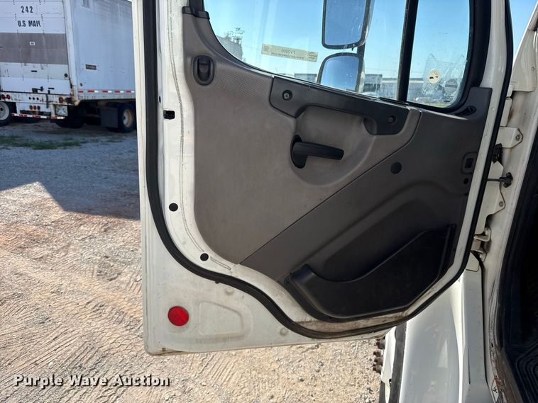 image for item FV2000 2016 Freightliner Business Class M2 box truck