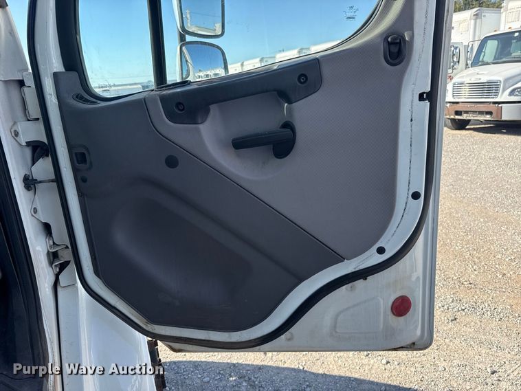 image for item FV2000 2016 Freightliner Business Class M2 box truck